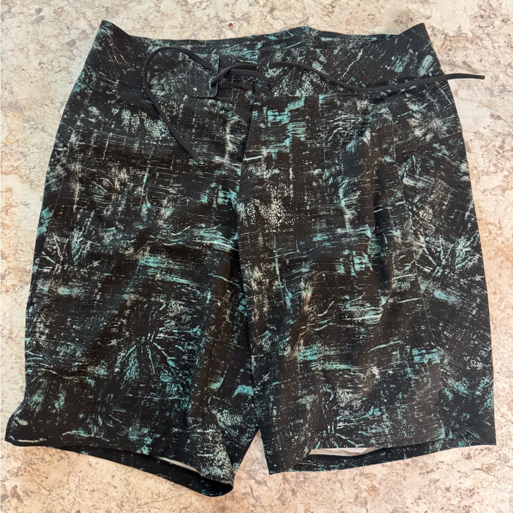 Lululemon Live in Practice Current State Hybrid Board Short - Geometric Channel - Picture 7 of 8
